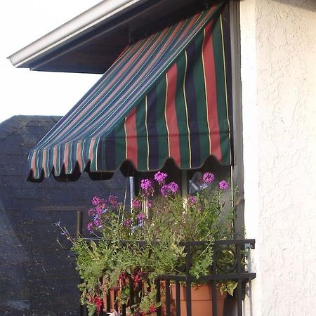 Heathergate Cottage And Suites Victoria Exterior photo